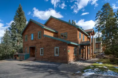 4 Masters/Walk to Town/Hot Tub/Great for Multi-Families/Read the Reviews!!! Hotels in Warriors Mark