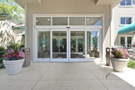 Best Location in Lake Geneva, walk to downtown! Отели рядом с достопримечательностью «Galena Garlic Company»