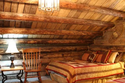 "Jack London's Cabin", Genuine Alaskan Log Cabin built by owners! Self check in.