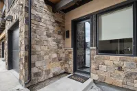 Near GLACIER/ Big MTN SKiing  & DTWN Whitefish! 3Bed/3Bath &HOT TUB w/VIEWS!