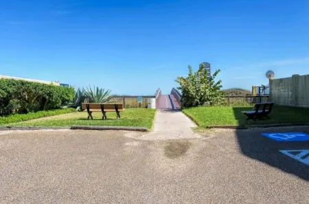 Beachfront Paradise w/ King Room, Pool, Hot Tub! Отели рядом с достопримечательностью «Sea Turtle, Inc.»