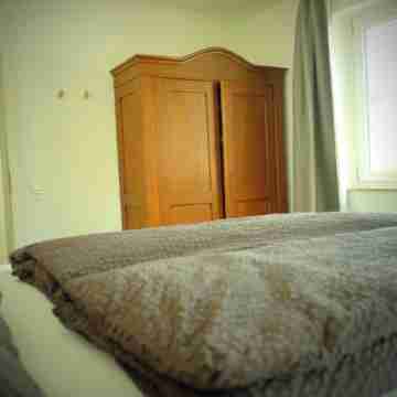 Raft home | meadow view | child and pet friendly! Rooms