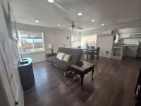 Charming 2-bedroom house with AC, WiFi in North Bend, pets ok, crabbing tools ノース・ベンドのホテル
