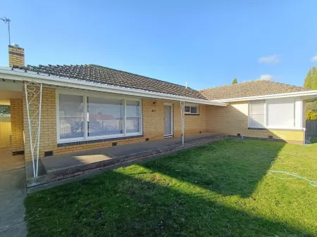 Exquisitely furnished house walking distance to AFL Mars Stadium