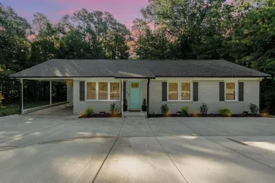 Southern Charm, 3 King Bedrooms, Central Hotels near Aspen Center