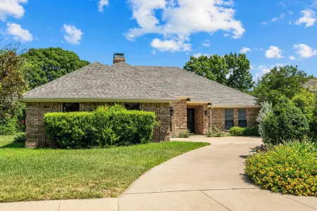 Golf Course View Spacious 4-bedroom house near George Bush Highway