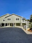 Middle of the Row Duplex, Quiet, and Cozy, 3 bed/2 bath Sound Ace Hardware附近的飯店