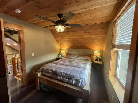 Cozy cabin in Detroit.  6 minute walk to Detroit Marina. Full kitchen amenities.