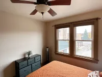 2-Bedroom Apartment in the Heart of Downtown Munising ミューニシングのホテル