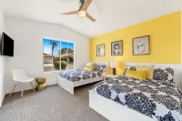 Newly renovated DESERT RETREAT *Private oversized Pool* Walk to Stagecoach
