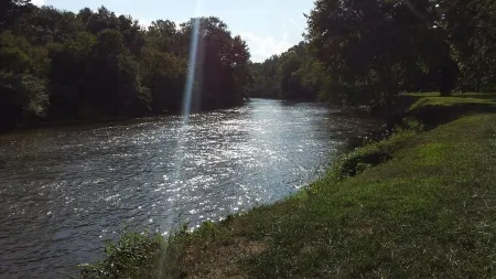 Wild Bills Riverfront Escape - Garden hot tub