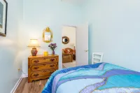 Sunset Cottage Blocks from Downtown