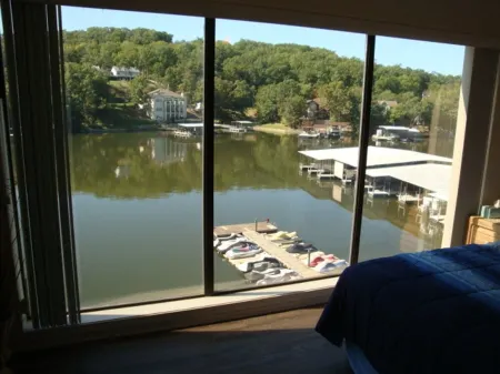 Lake of the Ozarks Indian Pointe 2 bedroom vacation condo with amazing views!! Отели в г. Осейдж-Бич