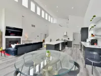 GORGEOUS MODERN HOUSE VERY STYLED FEW BLOCKS FROM FAMOUS DOWNTOWN OF WAYZATA Hotels in Wayzata