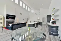 GORGEOUS MODERN HOUSE VERY STYLED FEW BLOCKS FROM FAMOUS DOWNTOWN OF WAYZATA Hotels in Wayzata