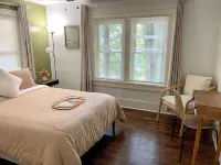 NEW! Modern & Cozy close to Downtown Attractions!