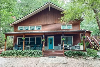 Serene Log Cabin Haven: Experience Rustic Charm in Cary- families welcome! Hotels in der Nähe von Lenovo Building 8