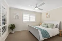 Beachside beauty - walk to surf, lake & cafés