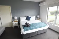Serenity House: Large home with ocean views.