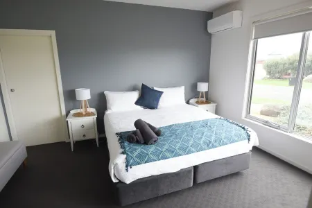 Serenity House: Large home with ocean views. Отели в г. Порт Фейри