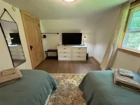 Cozy 2-bedroom cottage with WiFi, AC, and Hot Tub on 10 acres.