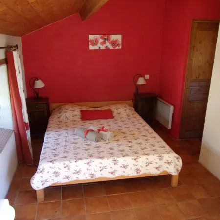 Charming cottage la FENIERE in quiet area, 105m², 3 ch, heated swimming pool Отели в г. Жуайёз