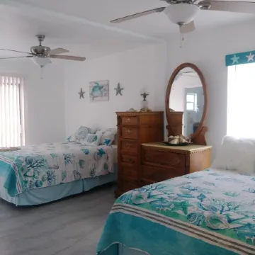 WATERFRONT COTTAGE w/ACCESS TO WEEKI WACHEE RIVER & GULF FRESHLY REMODELED!