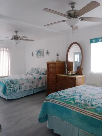 WATERFRONT COTTAGE w/ACCESS TO WEEKI WACHEE RIVER & GULF FRESHLY REMODELED! Отели в г. Уэки-Уочи-Гарденс