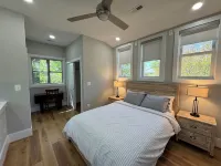 Lovely backyard cottage with easy access to metro, shops, dining!