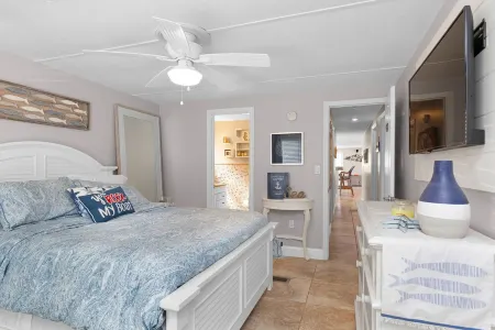 Key Largo Waterfront home with 40’ dock and boat lift. Walk to Pennekamp Отели в г. Ки-Ларго