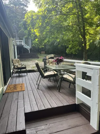 Large unique home in the beautiful Ozark Mountains on the Kings River. Отели в г. Carroll County