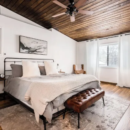 Adorable 1 BR Guest Suite w/ Fireplace & Patio
