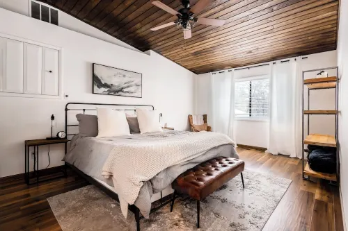 Adorable 1 BR Guest Suite w/ Fireplace & Patio