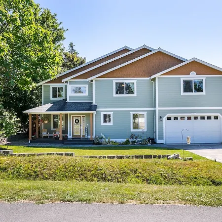 Luxury, large family oceanside community home on Birch Bay with beach access