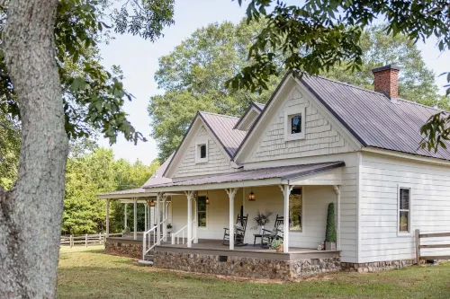 Original Farmhouse est <1920, Professionally Designed, Charm & Comfort in mind!