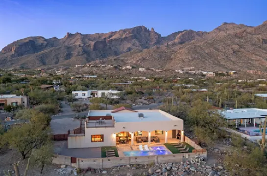 Catalina Foothills Modern Home with Roof Top Deck, Heated Pool and Spa Sleeps 16