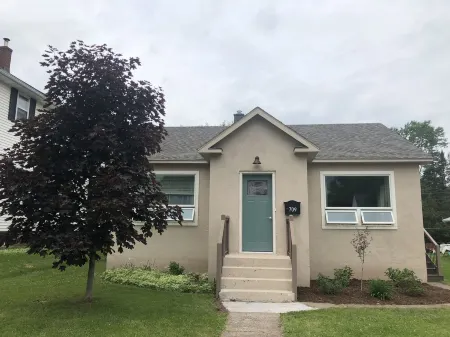 Cozy remodeled cottage in heart of Ashland/Chequamegon Bay/Lake Superior