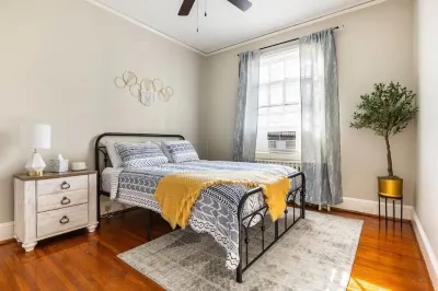 FREE Parking!! 5★ Amenities! 1 Gig WIFI! DOWNTOWN! Hotels near Ballad Brewing