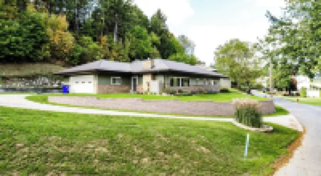 3Br Remodeled Ranch Style Home Close Downtown.  Quiet and Peaceful