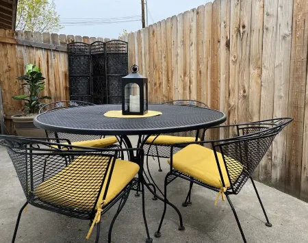 Cozy & Quiet - KING Bed - Full Kitchen - 6 Minutes to Kadlec, 5 miles to PNNL.