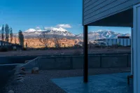 Modern mountain view house w/ private hot tub!