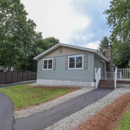 Charming Lake Community Bungaloo. Comfortable living with 86 inch tv!