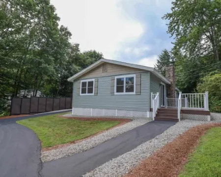 Charming Lake Community Bungaloo. Comfortable living with 86 inch tv! Hotels in Barnstead