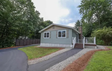 Charming Lake Community Bungaloo. Comfortable living with 86 inch tv! Отели в г. Барнстед