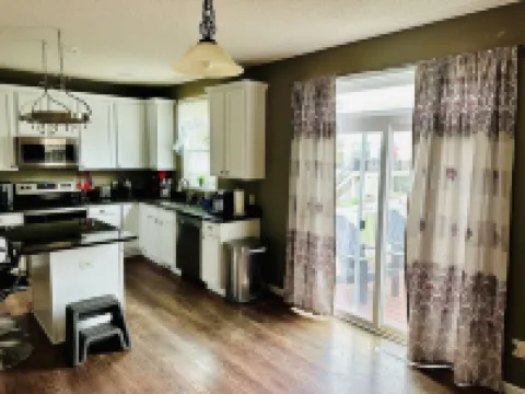 5 Bedroom Private Villa with Peloton Bike Hotels in Shakopee