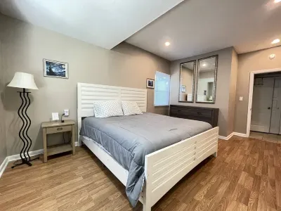 King Suite, 1 Gig Wi-Fi, 3 BEDROOM 3 BATH, Game Room, Office, 1 mile to FSU/FAMU Hotels near Tallahassee