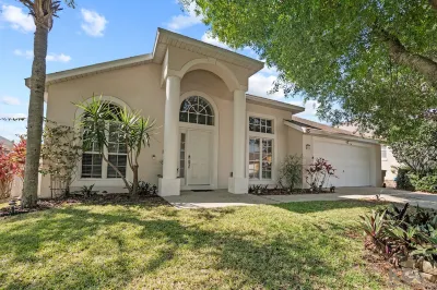 Luxurious & Spacious 3 Bedroom Villa with Oversized Heated Pool, BBQ gas grill
