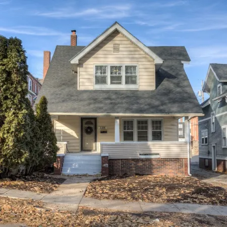 Big Midtown Home! Sports Room, Bunk Beds!