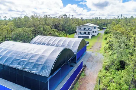 Large Home w/ 2 covered Pickleball Courts near Volcano National Park sleeps 16 Отели в г. Ферн-Эйкрес