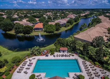 Lakefront townhome near beach in Southwest Florida Отели рядом с достопримечательностью «Галф Кост Таун Сентер»